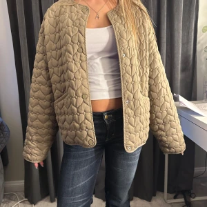 Zara jacka  - Zara jacka i fint skick, använd men de syns ej. Säljer för att den inte kommer till användning längre tyvärr. 