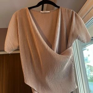 Topp/tröja - Fint skick, mjukt material.  Den är beige/rosa.