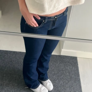 lågmidjade jeans - snygga bootcutjeans!💕 innerbenslängd: ca 37 Midjemått: ca 77