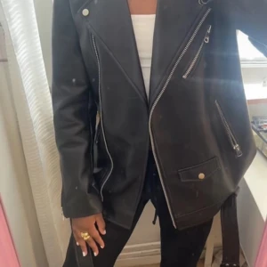 Skinn Jack  - Svart skinnjacka med silver detaljer ifrån stradivarius 