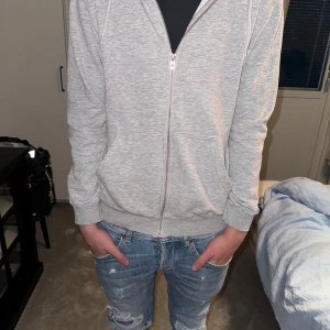 Weekday zip up - Weekday zip up grå använd fåtal gånger Nypris: 599 Pris kan diskuteras vid snabba affärer 