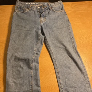 Snygga jeans❤️‍🔥 - Säljer dessa jätte snygga jeans, inga slitningar, förutom en fläck längst ner. Lite baggy och low waisted.