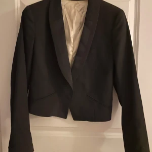 Kavaj från Tiger Of Sweden - Croped kavaj från Tiger Of Sweden. Sparsamt använd. Något liten i storleken Perfekt till vardags och fest! 