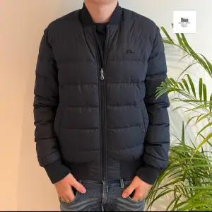 J.lindeberg jacka | Skick - 9,5/10 (knappt använd) | Size - M | Pris - 899kr | Modellen är ca 182cm lång | Fraktar via postnord eller instabox på köparens bekostnad | Hör av dig vid minsta fråga eller fundering // 