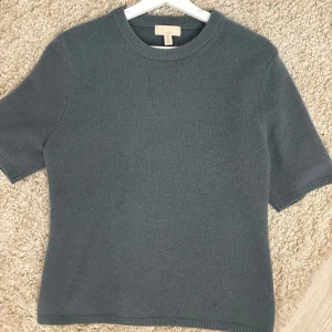 Kashmir tröja - Säljer min Kashmir tröja från h&m som är grå med lite blå nyans ! Endast använd 2 gånger, super bea skick!💕 