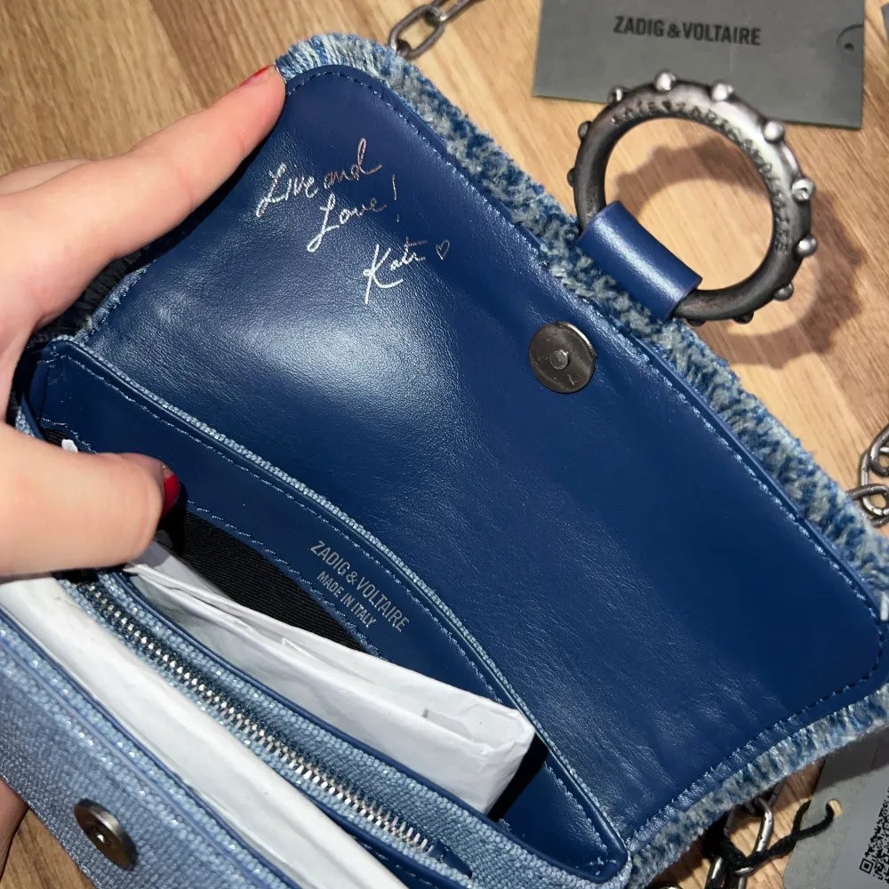 ZADIG & VOLTAIRE KATE WALLET GLITTER - AXELREMSVÄSKA - STORM. Helt ny, aldrig använt, nypris - 4 095kr. Jag få jättegärna skicka kvitto 🩷🫶🏻. Väskor.