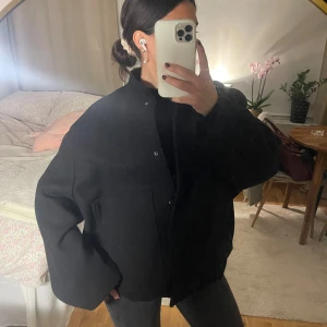 Varm bomberjacka - Från zara. Använd en vinter men i väldigt bra skick! Har man en tjock stickad tröja under och en halsduk så är det är bra vinterjacka! Älskar den men kommer tyvärr inte till användning 🩷