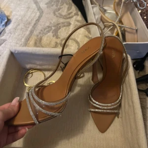 Klackskor  - Oanvända klackar från Zara i storlek 38. Säljer den vidare för de är för stora för mig.