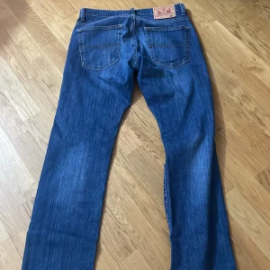 Blå jeans från Grant - Säljer ett par klassiska blå jeans från Grant. De har en straight passform och är tillverkade i slitstarkt denim. Jeansen har fem fickor och en knappgylf. Perfekta för vardagsbruk!