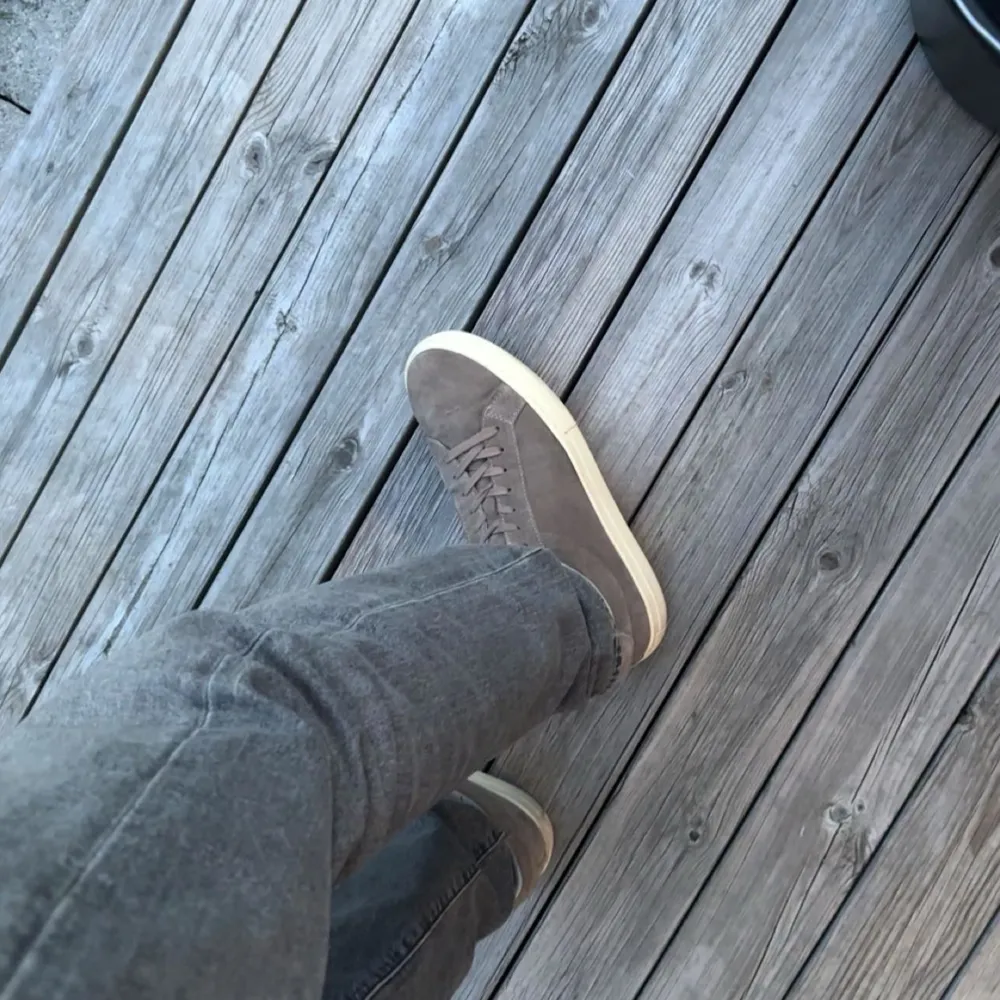 Säljer riktigt stilrena vagabond skor i färgen beige/brun. Nypris 1400. Skick 8/10Hör av dig vid frågor.. Skor.