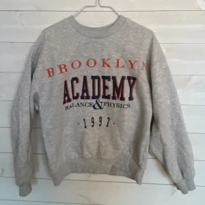 Sweatshirt  - Storlek xs.  Jättemysig tröja, lite oversized så folk med s passar också i den.  Säljer för det inte är min stil längre. 