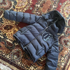 Corvidae jacka  - Corvidae jacka, skick 7/10 då den har lite färg fläckar på sig men annars bra 