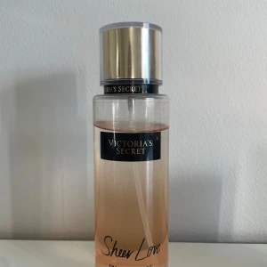 victoria’s secret parfym - Heej säljer alla mina victoria’s secret parfymer då jag inte samlar på dom längre och ärligt så har de inte passat mig i smaken heller. 