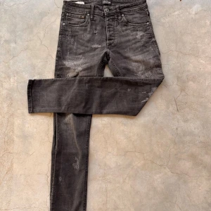 Jack and Jones jeans  - Ett par feta Jack and Jones jeans med slitningar i mycket bra skick!!🎉🔥🤩 Dessa jeans är i storlek 28/32🔥🤩🏆 säljer jeansen för endast 450kr!🥳🏆🎉 Vid minsta fundering så kontakta mig!🤩🤩🎉