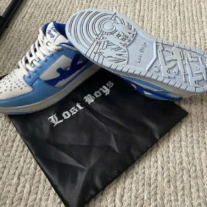 LOSTBOYS - Säljer dessa feta skor, fräscha och snygg färg. Passar med ett par ljusa jeans. Storlek 42