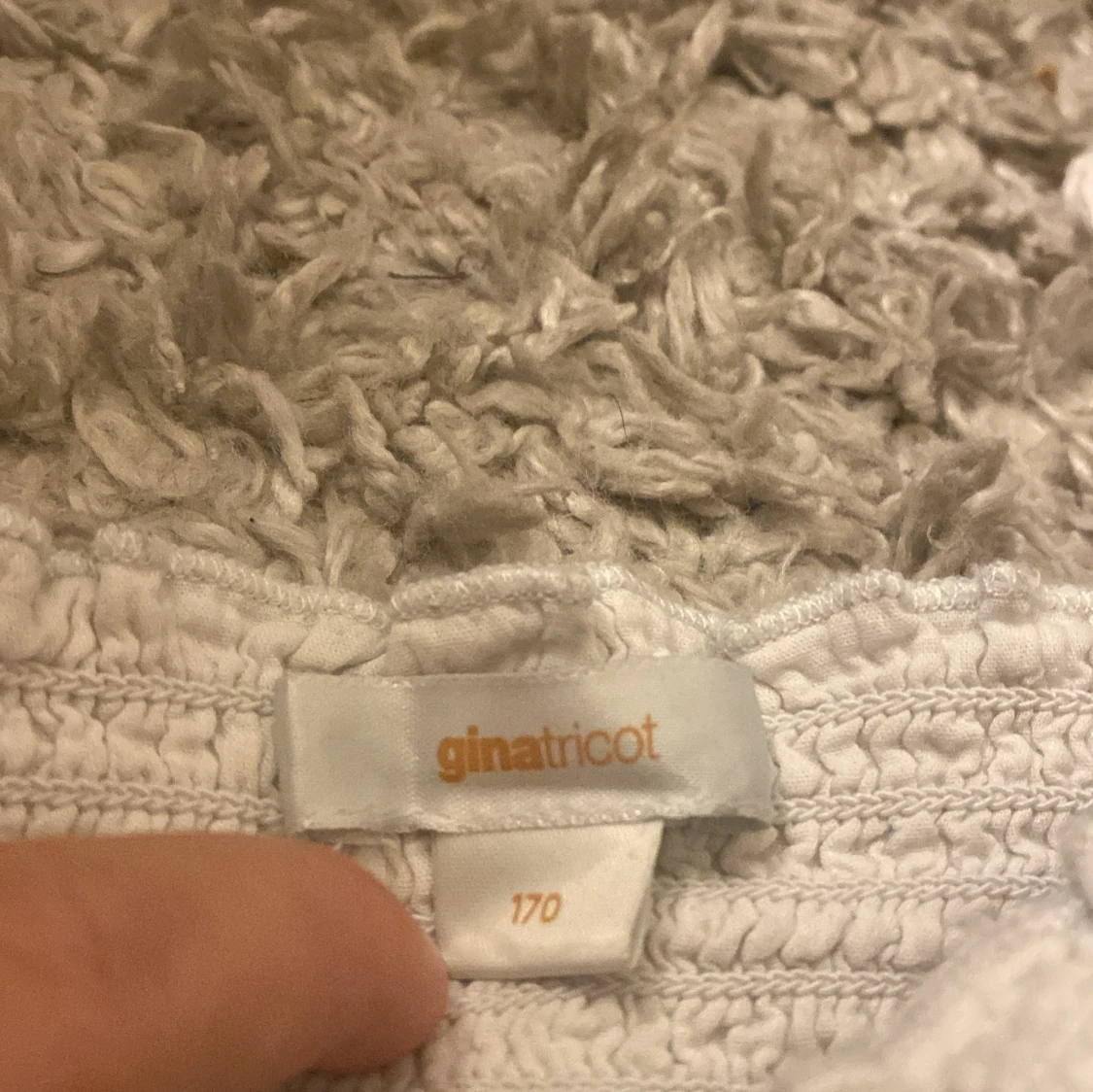 Säljer en skit snygg tröja med redigerings band ifrån ginatricot som man även kan göra till en kjol❤️ - 91