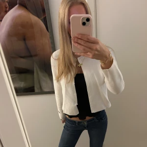 Kofta Stockholm LM - Sååå snygg kofta från Stockholm LM som inte kommer till användning 💓 Supersnygg över tex ett linne eller en klänning. Passar perfekt till lite finare tillfällen eller till vardags. Storlek M men sitter mer som S skulle jag säga 🌸🙌