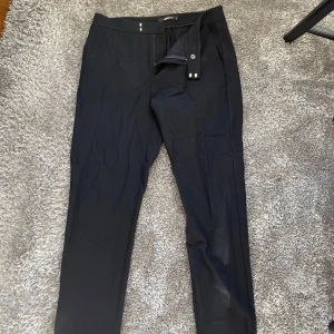 Byxor - Säkjer ett par jättefina kostymbyxor i storlek L från Gina Tricot