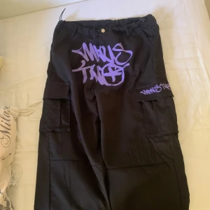 Minustwo cargo pants Lila svart - Minustwo cargo pants, storlek L, aldrig använt, bra skick, pris kan diskuteras