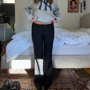 Lågmidjade bootcut kostymbyxor  - Jättefina lågmidjade kostymbyxor vintage från ichi ❤️  Midja 43 innerbenen 83 köpta här på Plick, dom tre sista bilderna är inte mina bilder!!! så snygga!!! Köpta för 400kr + frakt.