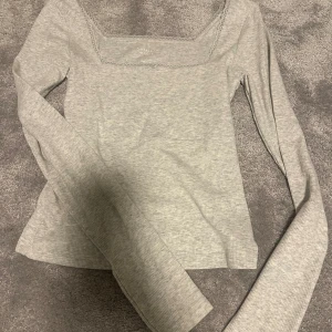 Långärmad topp - Säljer den här fina långärmade i storlek S. Den är från usa så vet ej märke. Aldrig använd❣️
