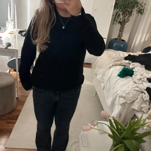 Cos stickad tröja - Jättefin ulltröja från cos. Mörkgrå lite melerad. Tror den är herr egentligen men superfin till dam också!!