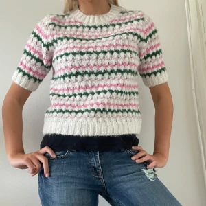 Stickad T-shirt  - Perfekt till hösten. Mycket bra skick!!!