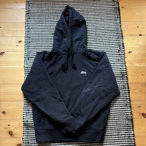 Den perfekt sittande Stüssy hoodien - Tja! Säljer nu denna perfekt sittande Stussy hoodien🎩Den är extremt skön och i storlek S🐝Den är varm och perfekt nu till hösten/vintern🍁Den är självklart autentisk och är köpt på Sns vid Medborgarplatsen☕️Nypris: 1500kr Hör av dig vid frågor🙏