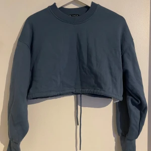 Croppad hoodie  - Croppad hoodie med resår fram för att kunna justera midjan tajtare/lösare Aldrig använd och är i nyskick