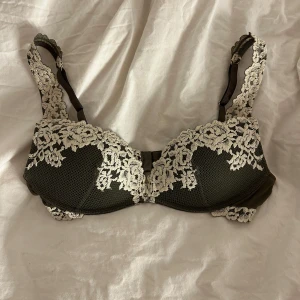 Mörk grön intimissimi bh - En mörkgrön intimissimi bh. Står inte storleken men jag skulle säga en 75C🫶, skulle även kunna passa 75B! Kan gå ner lite i pris, skicka ett meddelande!