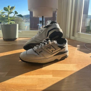 New Balance 550 - Vita och svarta new balance 550 skor i storlek 40,5. Säljer för de blivit för små, skorna är i bra skick förutom det du ser på sista bilden och priset är 400 men kan diskuteras.