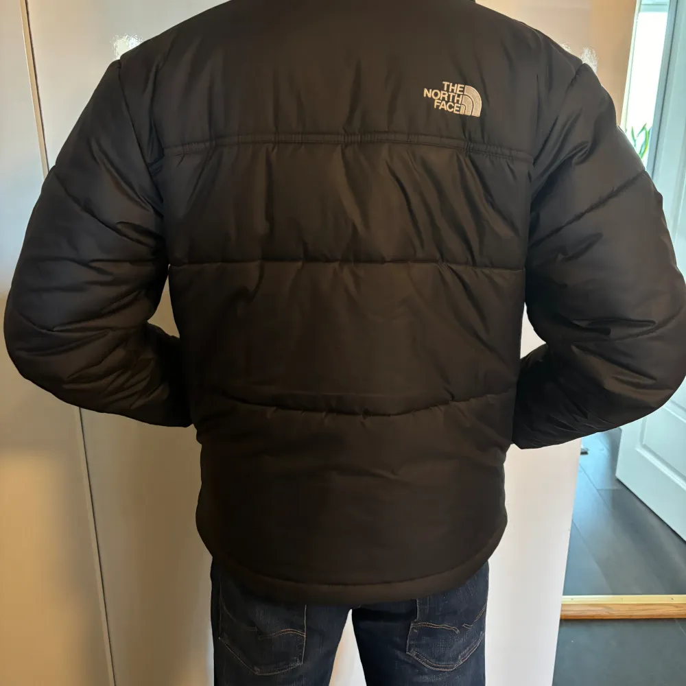 Säljer en snygg the north face dunjacka åt min pojkvän. Jackan är i mycket bra skick och använd fåtal gånger utan defekter. Nypris 3000kr. Den är i storlek S men passar också M. Perfekt nu till vintern!! Hör av dig vid mer frågor💓💓 . Jackor.