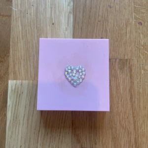  Kylie  blush  - Det är en blush, den är använd några ggr men är väldigt dryg 