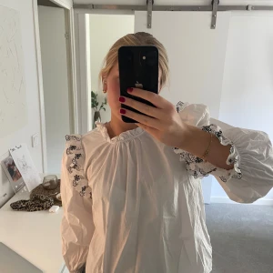 Vit blus  - Använd fåtal ggr ,köptes i Polen.