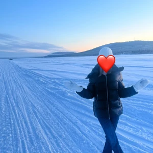 Super fin vinterjacka - Jätte fin vinterjacka som jag använda förra vintern finns ett litet håll som jag har täckt med tyg och sytt❤️ man kan it se hållet från långt hål och it heller när man kollar nära❤️ skriv om ni har frågor elr vill ha fler bilder❤️ pris kan diskuteras❤️