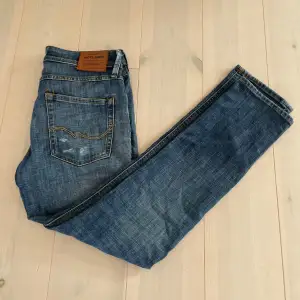 Tjena, säljer ett par tvär feta Jack n Jones jeans med skit snygga slitningar. Skick 10/10. Model Slim/Glenn. Strlk 29/30. Hör av dig om du har några funderingar!