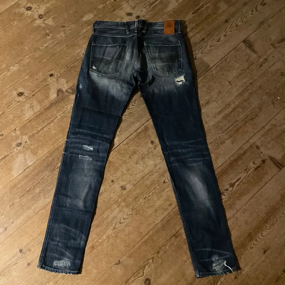 Tja jag säljer ett par så sjukt feta replay anbass is storlek 32. Med sjukt snygga fades. Kom PM om ni undrar något ✌️. Jeans & Byxor.