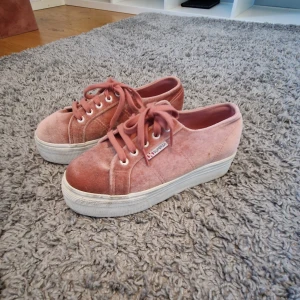 Rosa skor - Ett par rosa skor som är i bra skick. 