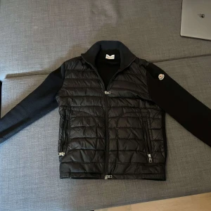 Moncler cardigan - Riktigt fet moncler cardigan i storlek S