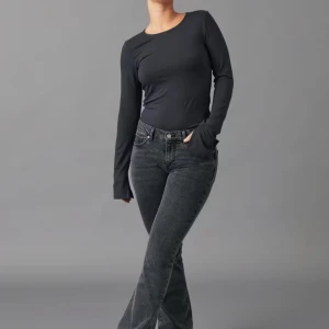 low waist gina  - Säljer mina gråa low waist bootcut  jeans, som nya & strl 34. 