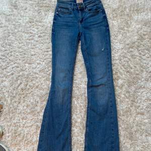 Säljer ett par snygga blå bootcut jeans i bra skick, från Vero Moda. Det har en snygg slitning. Perfekta nu till hösten och för både vardag och fest!🤎