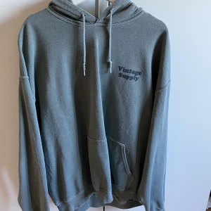 Hoodie - Säljer då jag inte använder längre Köpt på zalando va 500kr nypris tror jag Använd men inga märken så ser ut som ny