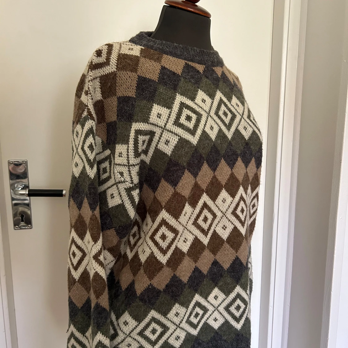 Mönstrad stickad tröja i jordnära färger - 91