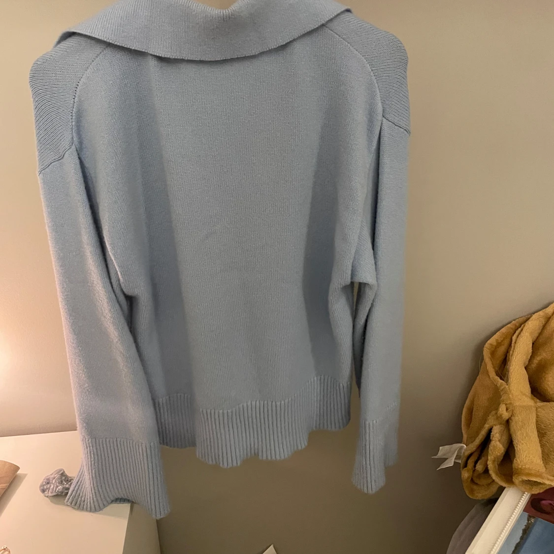 Blå stickad tröja med krage - 91