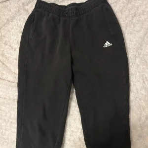 Svarta Adidas mjukisbyxor  - Svart sköna Adidas mjukisbyxor, har använts flitigt men utan defekter på byxan, tvättats flera gånger utan problem, nytvättade, strl M men passar stor S och liten L också🖤