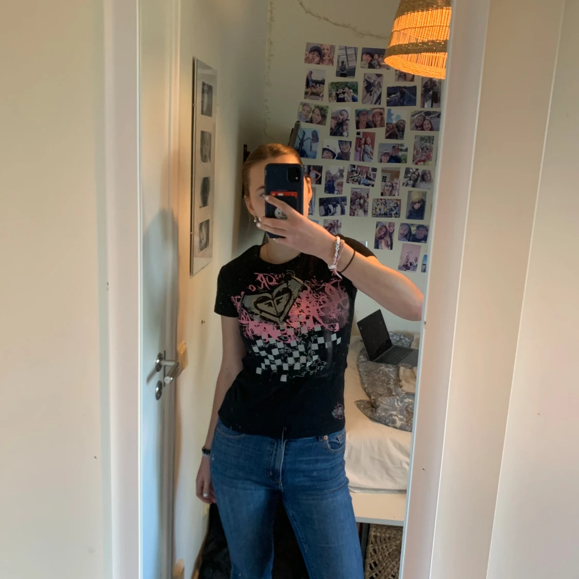 Y2K svart t-shirt med rosa och vitt tryck - 90