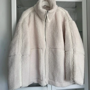 Hm teddyjacka - Säljer denna supersnygga hm pile/teddyjackan, helt ny med prislapp💕Slutsåld överallt. Har storlek m, är själv en xs i vanliga fall🫶🏼