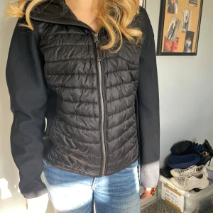 Para jumper cardigan  - Parajumper cardigan i storlek Y-M (xs)i jättebra skick, använd ett fåtal gånger men är nyskick. Nypris 3500kr