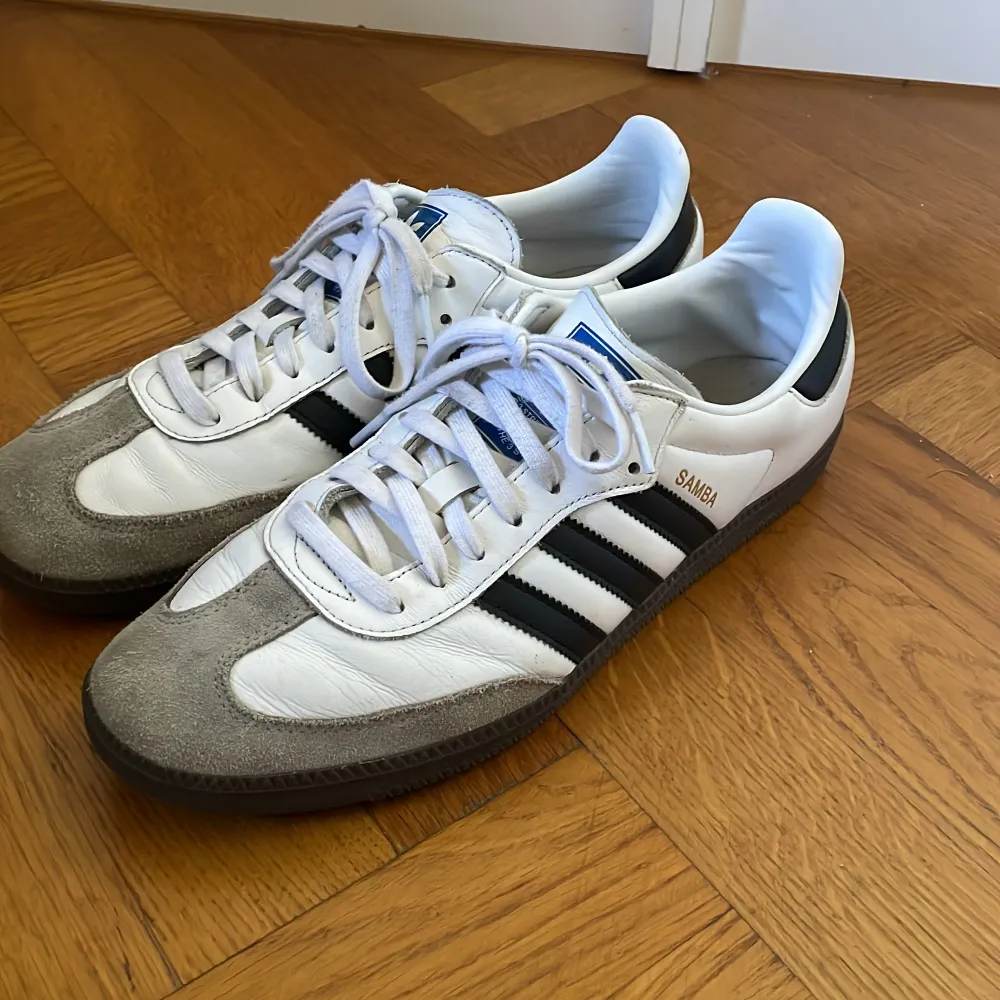 Snygga par vita adidas samba i Storlek 45 1/3. Passar till mycket och hör av dig vid frågor. Vid snabb affär kan pris diskuteras.. Skor.