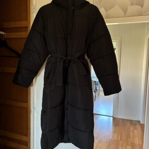 Long puffer vinterjacka Nelly  - Storlek xs men oversize så passar en s också. Jätte fin men blivit för liten. Ändå som är att de blivit hål i fickan men lätt att fixa för den som är händig. Annars  kan den behövas en tvätt då den förvarats i källaren. Köpt 23 